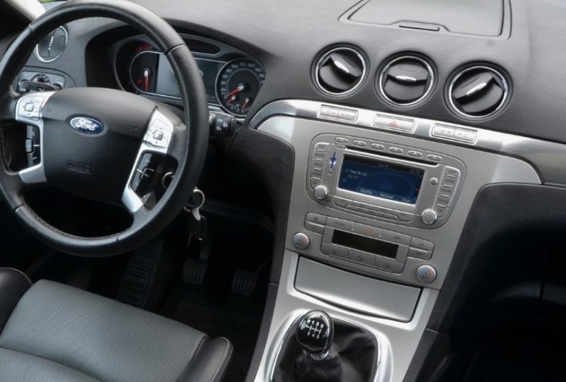 Переходная рамка магнитолы